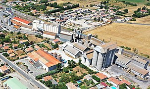 Le site d'Arterris avec son silo à grains situé le long de la voie ferrée.