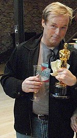 Le réalisateur américain Brad Bird tenant un verre de champagne d'une main et un Oscar de l'autre.