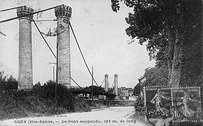 Gray: el puente colgante (104 m de largo).