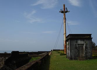 Restos da lâmpada de óleo adiantada farol dentro do forte.