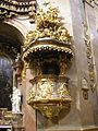 La chaire de l'église Saint-Pierre (Vienne, Autriche) surmontée de la Sainte-Trinité.