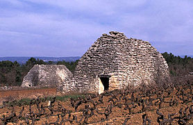 Deux grandes cabanes à Ménerbes (Vaucluse).