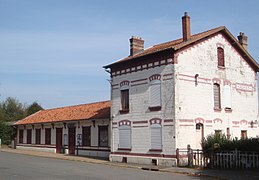 Achiet-le-Grand emploie la pierre (ou le parpaing) avec une frise de briques peintes.