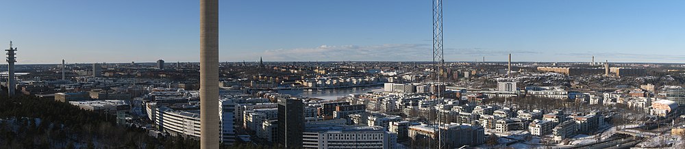 Översiktsbild av Hammarby sjöstad taget i mars 2010 från Hammarbytoppen. I mitten Hammarby sjö med Norra Hammarbyhamnen och Södermalm på motsatt sida. Till höger är Sickla udde och Sickla park. I förgrunden, till höger om skorstenen finns Sjöstadsporten, med två 18-våningshus.