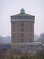 Achterkant van de watertoren met woonhuis.