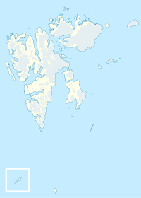 Mapa konturowa Svalbardu, blisko lewej krawiędzi nieco u góry znajduje się punkt z opisem „Ny-Ålesund”, natomiast po lewej znajduje się punkt z opisem „Longyearbyen”