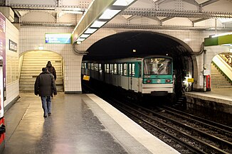 Rame MF 67 F quittant la station en direction de Bobigny - Pablo Picasso