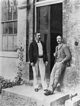 Charles Smart Roy en Charles Scott Sherrington (rechts), bij de deur van het Old Pathological Laboratory in Cambridge (1893)