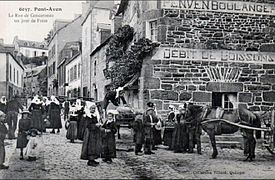 Pont-Aven : la rue de Concarneau un jour de foire (vers 1930).