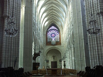 Vue de la nef et de la rosace occidentale, prise depuis le chœur de la cathédrale.