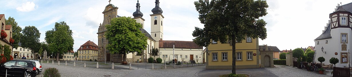 Kirchplatz mit Rokokokirche Kreuzauffindung