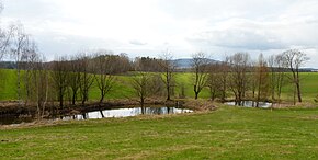 Barevná fotografie s pohledem na chovné rybníky na horním toku potoka Dreibörnerbach