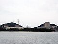 美浜発電所（美浜町丹生漁港より撮影、2009年7月） 写真右側は3号機。