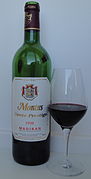 Château Montus prestige millésime 1998 (AOC Madiran), à la robe sombre, presque noire.