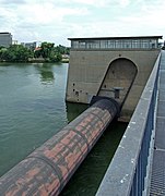 Wehrpfeiler mit Walzen-aufhängung an der Staustufe Offenbach, am Main