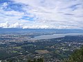 Le Rhône sort du lac Léman à Genève ; l'Arve est visible en avant-plan