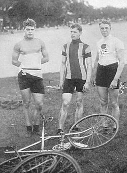 Maurice Schilles (l.) mit seinen Kontrahenten Karl Neumer (M.) und dem späteren Weltmeister William Bailey vor dem Start zum WM-Rennen 1909