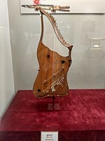 Burmese lyre, a Byat saung.