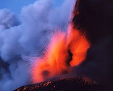 Volcan crachant de la lave.