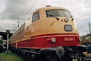 103 245-7 im DB Museum Koblenz mit TEE-Wagen (März 2024)