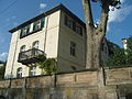 Wohnhaus, Nebengebäude, Substruktion bzw. Stützmauer und Balustrade