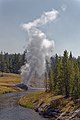 Il geyser Riverside e il fiume Firehole