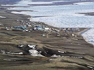 Byen ligger på sydkysten af Banks Island