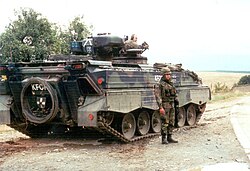 Nemis KFOR askarlari va Marder jangovar mashinasi Kosovo janubida 1999 yilda