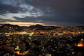 从稻佐山的山腰望向长崎市夜景