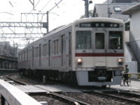 塗装変更後の7710編成 （2002年5月19日 明大前 - 下高井戸）