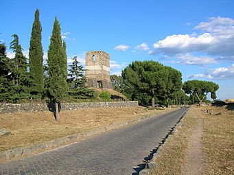 Sepolcro riutilizzato come torre di guardia nel medioevo