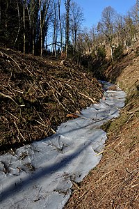 Scheiteleinschnitt des Canal d’Entreroches mit vereistem Restwasser