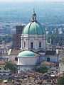 la cupola del duomo con dietro il torrione INA