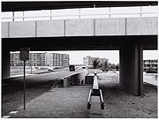 Van der Madeweg onder het nog niet geopende metrostation Duivendrecht in 1976, spoorbaan al wel in gebruik