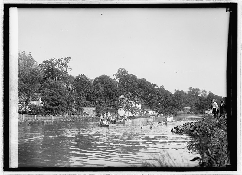 File:Along the C&O Canal LCCN2016821005.jpg