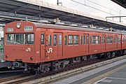 ボギー車の例（日本国有鉄道クハ103形）。車体の前後に2基ボギー台車を備えているのがわかる。