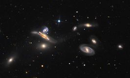 NGC 3754 (4e van links) met NGC 3745, NGC 3746, NGC 3748, NGC 3750, NGC 3751 en NGC 3753