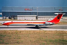 avion à l'atterrissage, inverseurs de poussée en action. Livrée rouge, marquée « lineas aereas de Angola », drapeau angolais, sur la dérive, insigne représentant une tête d'oryx stylisée.