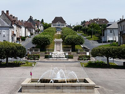 Esplanade in Jumilhac-le-Grand mit Kriegerdenkmal und Rathaus