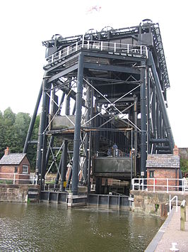 Een Narrowboat in de scheepslift van Anderton