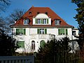 Villa mit Einfriedung in Ecklage