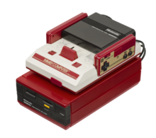 Photo de la Famicom Disk System branchée sur la Famicom.