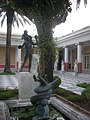 La fontaine du Jardin des Muses et le Musicien aux cymbales.