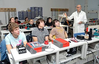 Clase en la Facultad de Ingeniería Biomédica, Universidad Técnica Checa, Praga, República Checa.