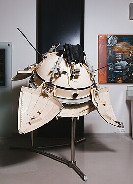 Maquette à l'échelle de l'atterrisseur Mars 3 Lander au Musée mémorial de l'astronautique à Moscou. PrOP-M est visible en haut.