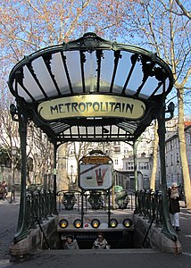 Gura stației de metrou Abbesses din Paris, proiectată de Hector Guimard pentru Exposition Universelle 1900