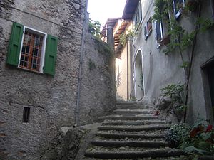 Castello, una via del borgo