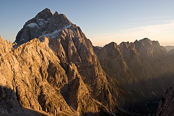 Le versant nord du Jalovec dans les Alpes juliennes en Slovénie. (définition réelle 2 500 × 1 667)