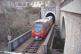 Un AMP entrant en gare d'Entrevaux en direction de Nice.