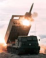 Un M270 MLRS américain tirant une roquette en 1982.